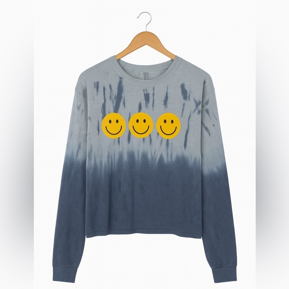 Junior's size large No Boundaries blue tie-dyed smiley face emoji cropped Tee